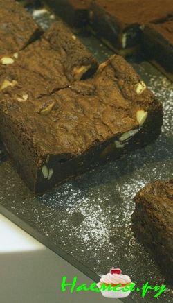 Брауни с макадамией и белым шоколадом