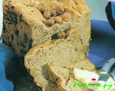 Хлеб с луком и лесными орехами