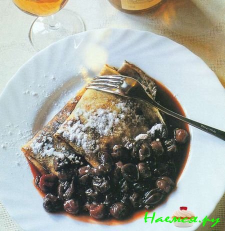 Блинчики с маковой начинкой и вишневым вареньем