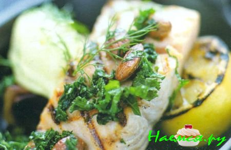 Семга на гриле с миндалем и взбитым ореховым маслом