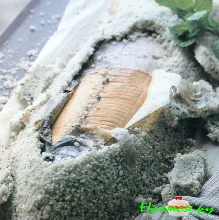 Лосось под корочкой из соли и мятой