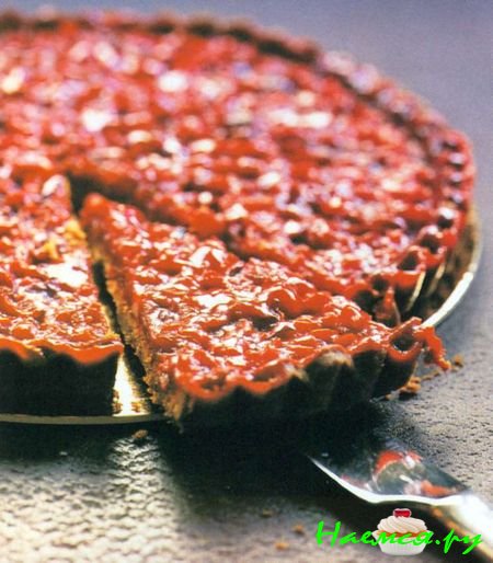 Пирог с розовым пралине