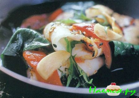 Жареные кальмары со шпинатом и перцем