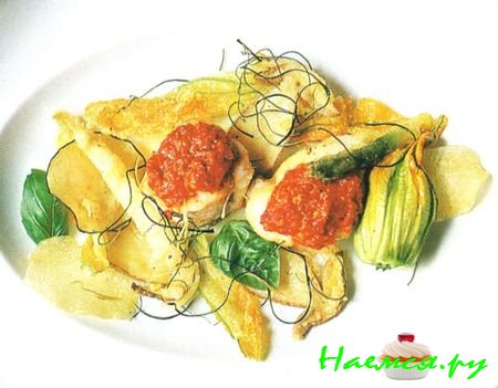 Морской черт с красным соусом песто