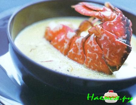 Горячий суп с бретонским омаром и пестиками шафрана