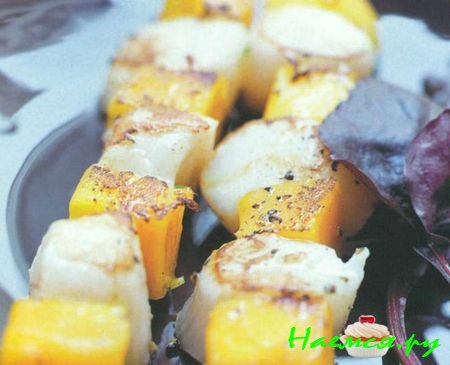 Шашлычки из гребешков и манго (с гарниром из смеси разных салатов, заправленной бальзамическим уксусом)