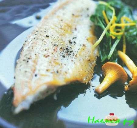 Морской язык, жаренный со шпинатом, лисичками и имбирем