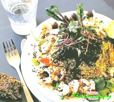 Салат из киноа с кунжутом и креветками
