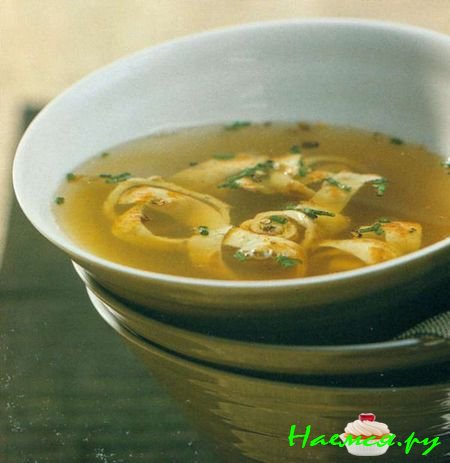 Легкий бульон с пряными блинчиками