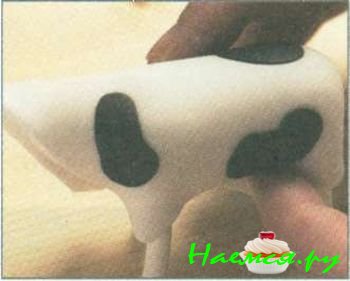 Корова из мастики