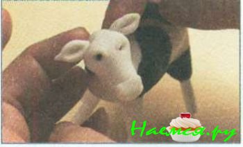 Корова из мастики