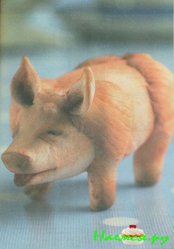 Свинья из мастики