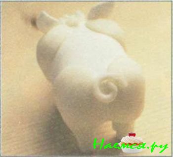 Свинья из мастики