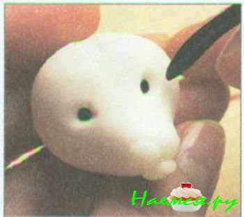 Бурый медведь из мастики