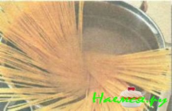 СПАГЕТТИ С РУККОЛОЙ И ПОМИДОРАМИ