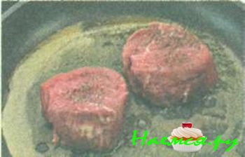 ГОВЯЖЬИ МЕДАЛЬОНЫ С ПЕРЕЧНЫМ СОУСОМ