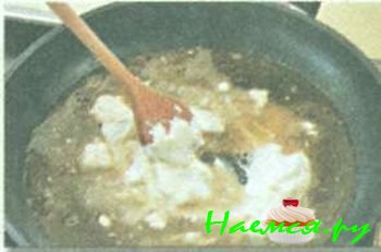 ГОВЯЖЬИ МЕДАЛЬОНЫ С ПЕРЕЧНЫМ СОУСОМ