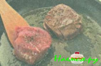 ГОВЯЖЬИ МЕДАЛЬОНЫ С ПЕРЕЧНЫМ СОУСОМ