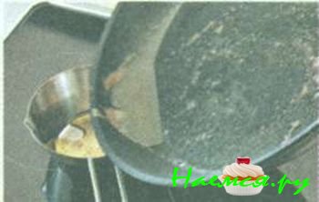 ГОВЯЖЬИ МЕДАЛЬОНЫ С ПЕРЕЧНЫМ СОУСОМ