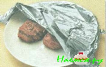 ГОВЯЖЬИ МЕДАЛЬОНЫ С ПЕРЕЧНЫМ СОУСОМ