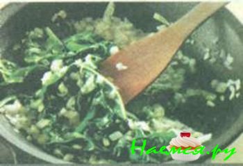 СЕМГА С АПЕЛЬСИНОВЫМ СОУСОМ НА ШПИНАТНОЙ ПОДУШКЕ