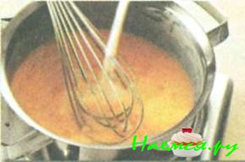 СЕМГА С АПЕЛЬСИНОВЫМ СОУСОМ НА ШПИНАТНОЙ ПОДУШКЕ