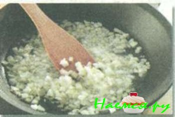 СЕМГА С АПЕЛЬСИНОВЫМ СОУСОМ НА ШПИНАТНОЙ ПОДУШКЕ