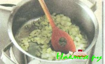 СЕМГА С АПЕЛЬСИНОВЫМ СОУСОМ НА ШПИНАТНОЙ ПОДУШКЕ