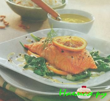 СЕМГА С АПЕЛЬСИНОВЫМ СОУСОМ НА ШПИНАТНОЙ ПОДУШКЕ