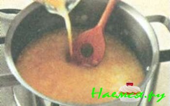 СЕМГА С АПЕЛЬСИНОВЫМ СОУСОМ НА ШПИНАТНОЙ ПОДУШКЕ