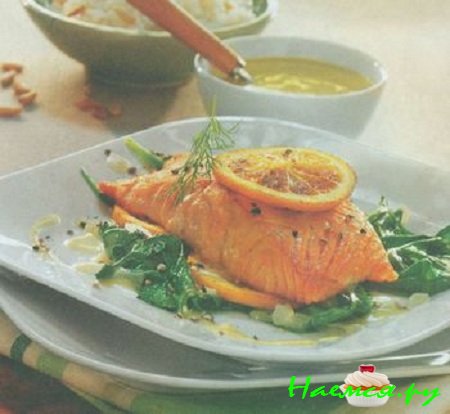 СЕМГА С АПЕЛЬСИНОВЫМ СОУСОМ НА ШПИНАТНОЙ ПОДУШКЕ