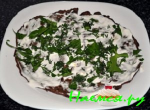 Поверх высыпать рубленную зелень