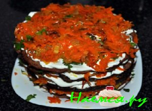 На овощи поместить второй блин