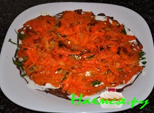 Сверху выложить тушеные морковку и лук