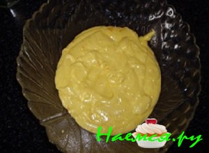 Затем высыпать муку и разрыхлитель