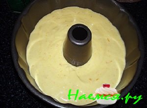 тесто осторожно выложить в красивую форму для выпекания