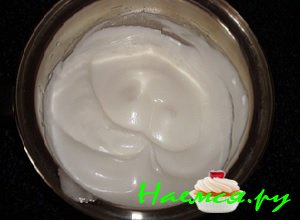 Яичные белки взбить вместе с сахаром