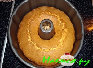 Приготовленный кекс вынуть из духовой печи 