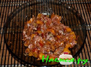 Фарш посолить, добавить перца 