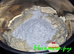 Сметану хорошенько взбиваем вместе с пудрой