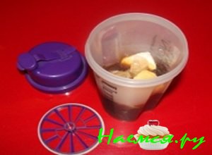 В шейкер влить готовый кофе, добавить мороженное и лед