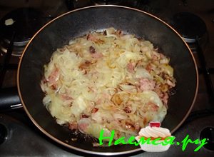 Потушить лук, шпик, перец