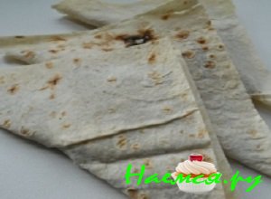 Сложить лаваш в треугольники 