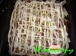 Содержимое обильно смазать майонезом