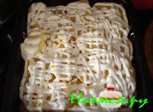 Выложить картофель и залить его майонезом