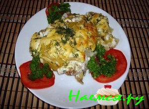 Посыпать картофель с мясом по-французски тертым сыром и рубленой зеленью.