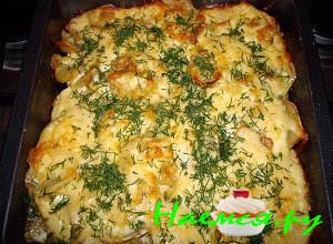 Поставить картофель с мясом по-французски в нагретую духовку. 