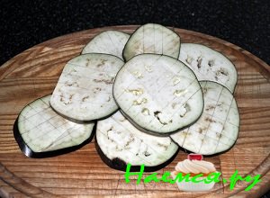 Порезать баклажаны кусочками