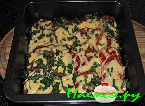 Затем вытащить противень и посыпать содержимое сыром