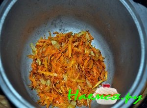 Морковку почистить и натереть на терке крупного размера. Обжарить лук и морковку до готовности